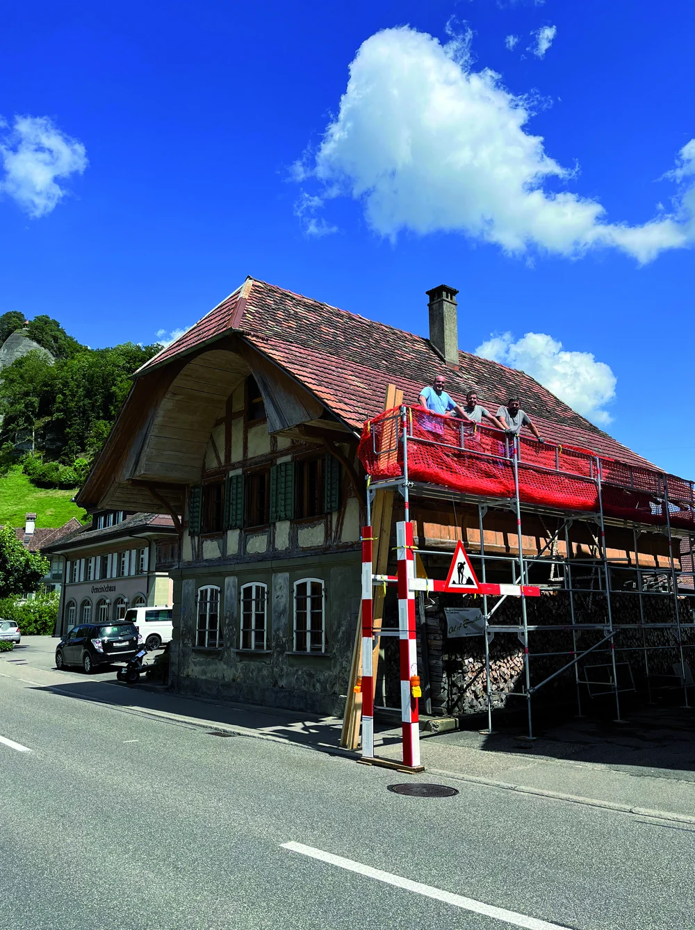 Fassaden- und Gerüstarbeiten an einem Emmentaler Bauernhaus in der Region Bern