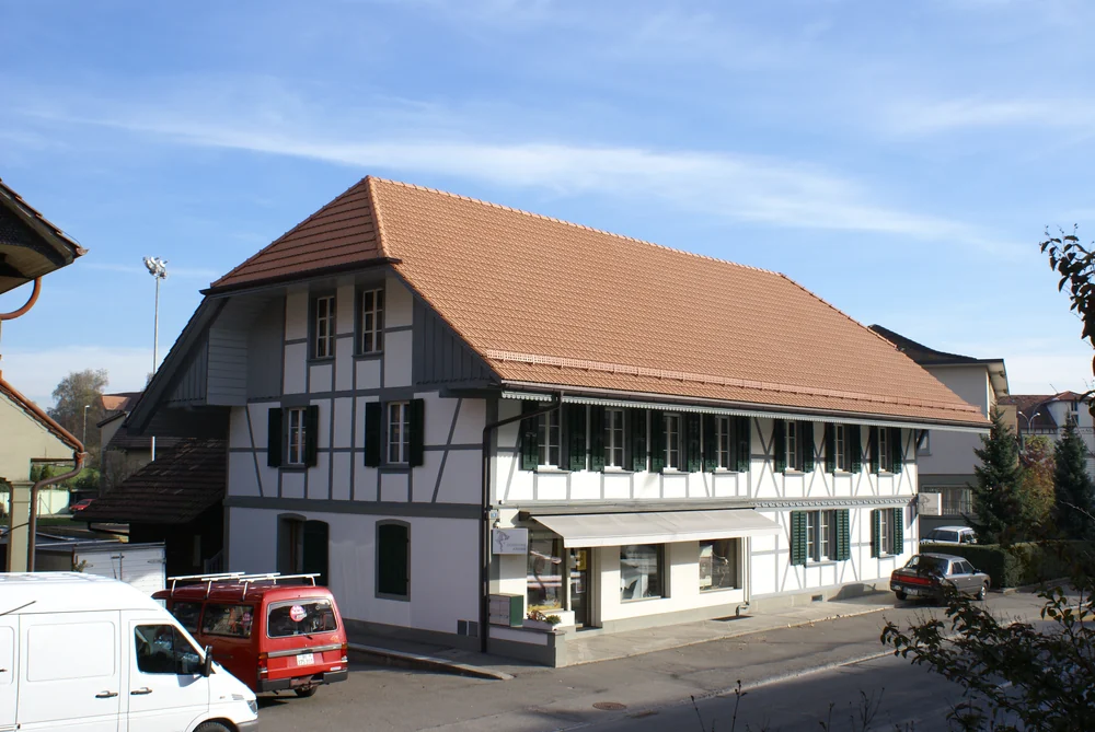 Berner Bauernhaus mit Ziegeldach, Dachrinnen und Verblechungen – Spenglerarbeit von Sterchi Bedachungen