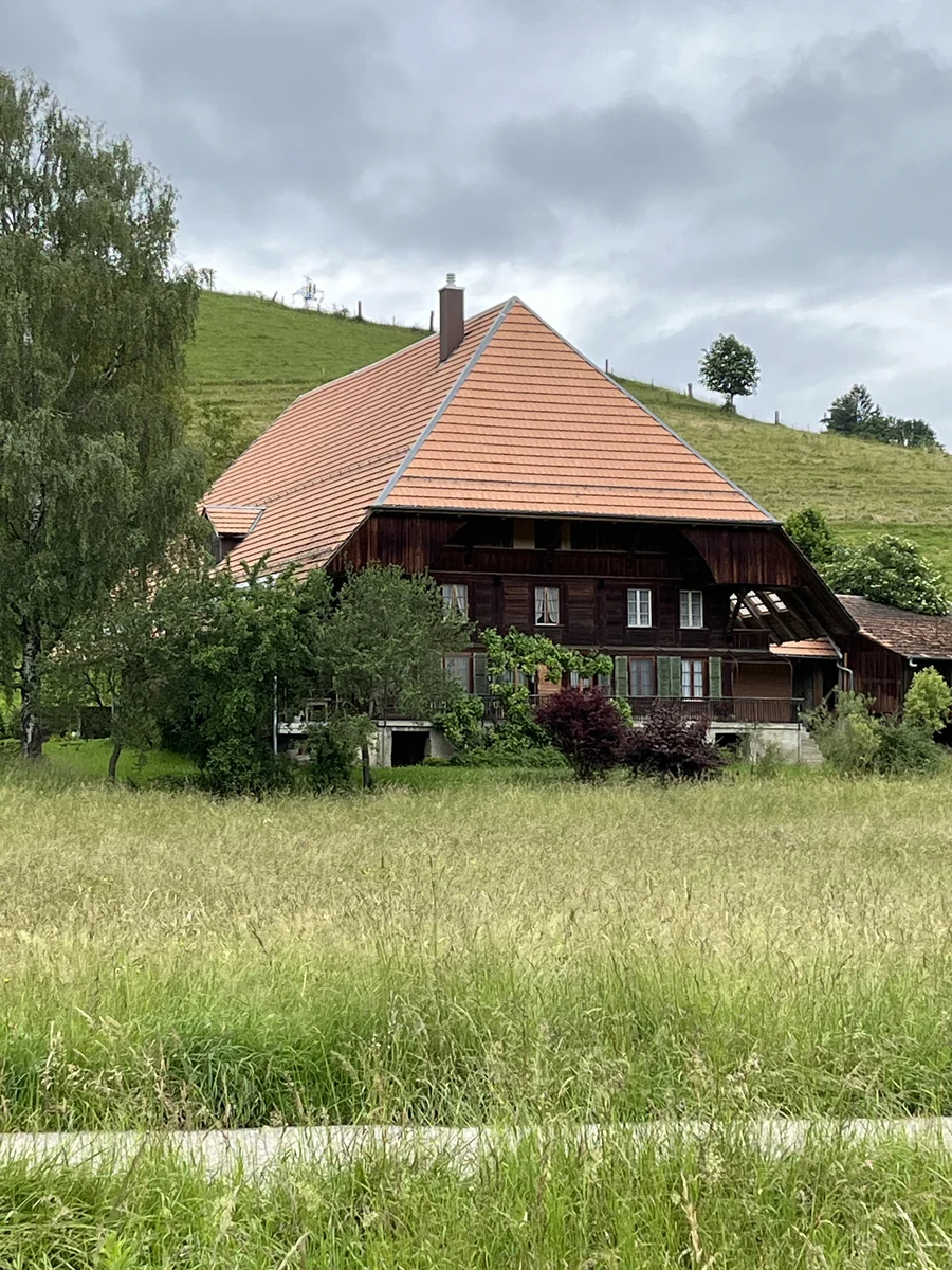 Neu gedecktes Bauernhaus-Dach – Hof · Emmental, ausgeführt von Sterchi Bedachungen
