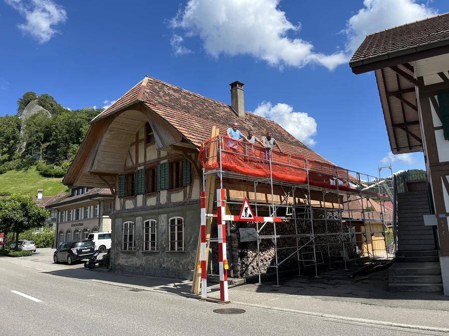 Dachsanierung mit Gerüst – Bauernhaus · Region Bern, ausgeführt von Sterchi Bedachungen