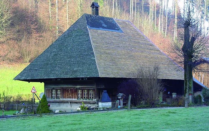 Emmentaler Bauernhaus mit weit heruntergezogenem Schindeldach in Krauchthal
