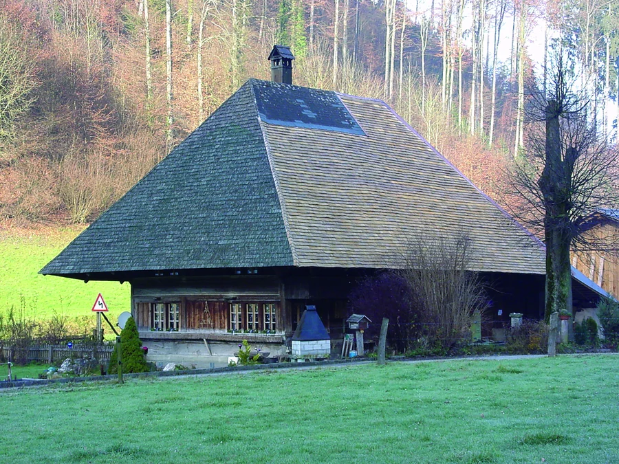 Schindeldach an einem Bauernhaus – Emmentaler Bauernhaus · Region Bern, ausgeführt von Sterchi Bedachungen