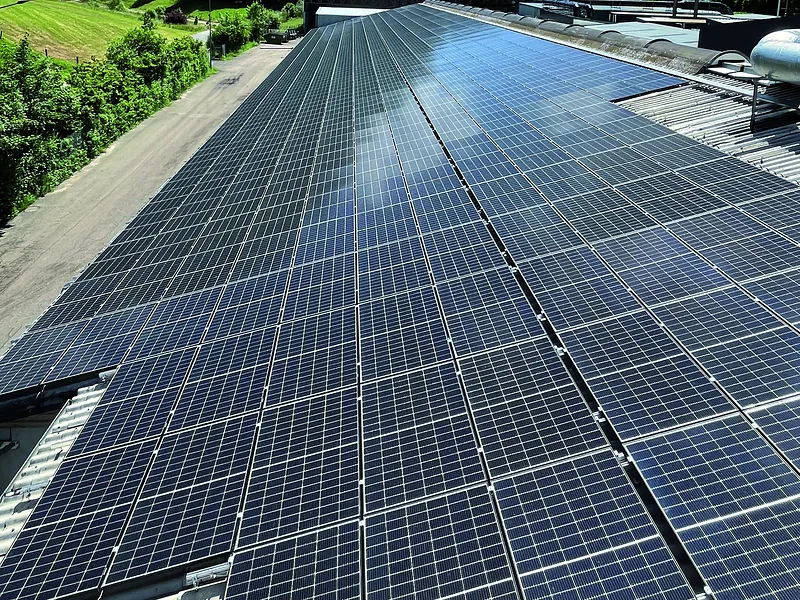 Grosses Scheunendach eines Landwirtschaftsbetriebs, vollflächig mit Photovoltaik-Modulen belegt