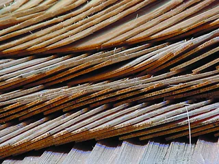 Nahaufnahme der Lagen eines Holzschindeldachs