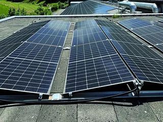 Photovoltaik-Module auf einem Flachdach im Emmental