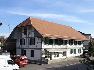Riegelhaus mit neu gedecktem Ziegeldach und sauber gearbeiteter Traufe